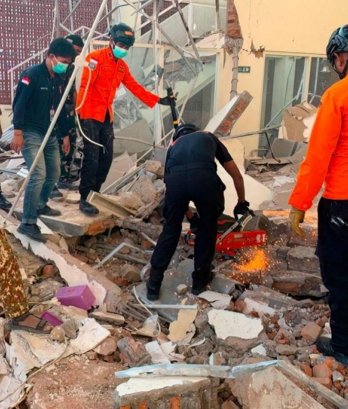 Indonesia quake: At least one dead and four wounded as tsunami warning ends