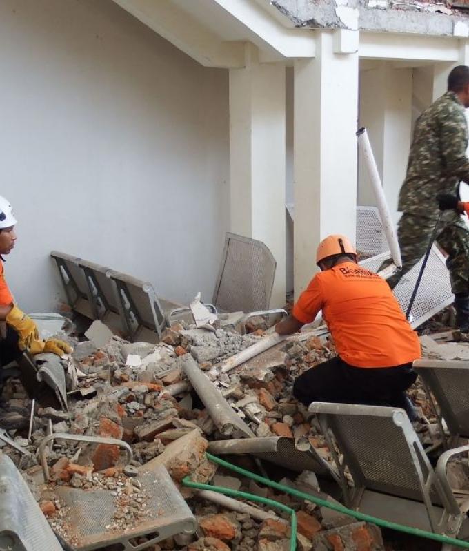 Indonesia rescuers search for survivors as quake death toll rises to 38