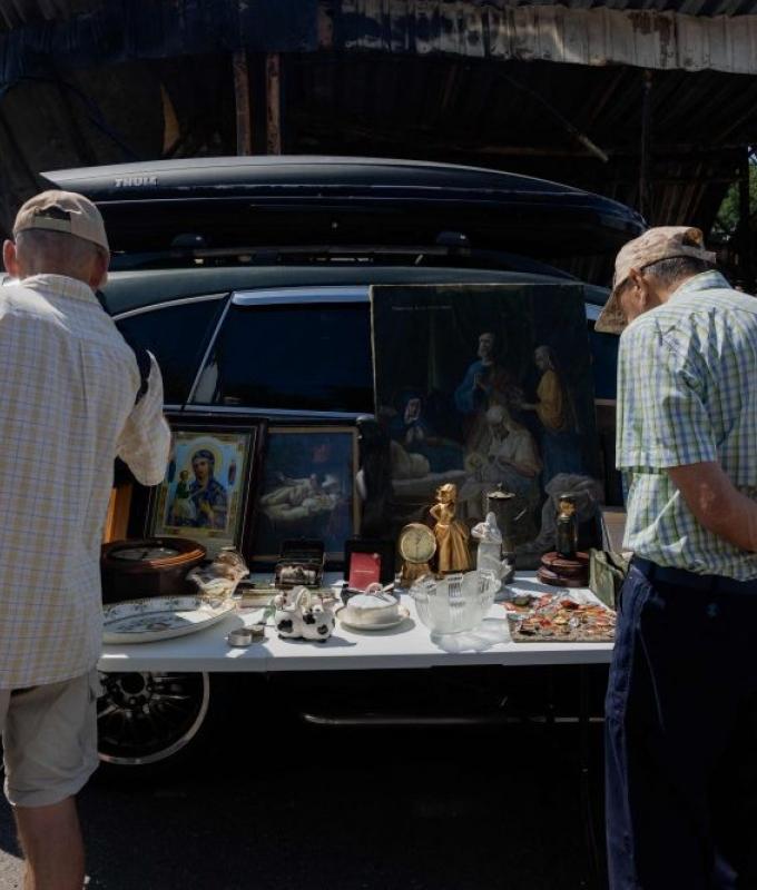 Kyiv flea market vendors sell salvaged goods after Russian strike destroys market