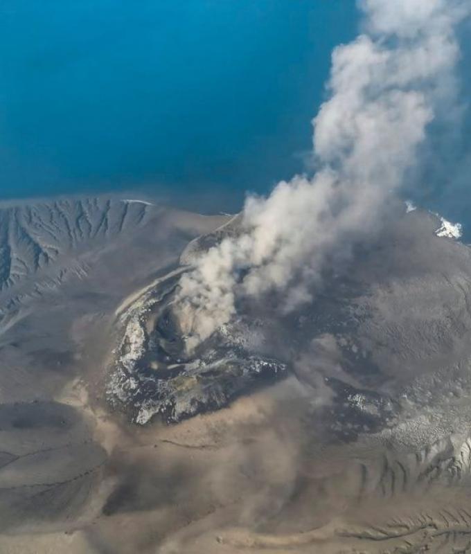 Anak Krakatoa eruption forces closure of eight Indonesian airports, stranding 170,000 passengers