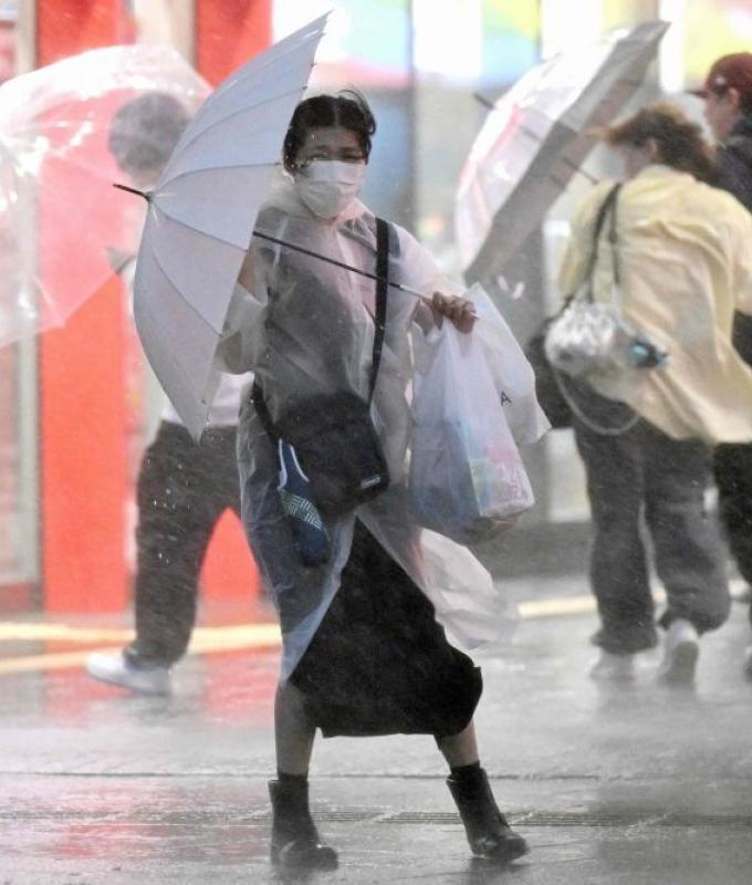 Typhoon Dujuan kills two, disrupts flights and triggers evacuation advisories in Japan