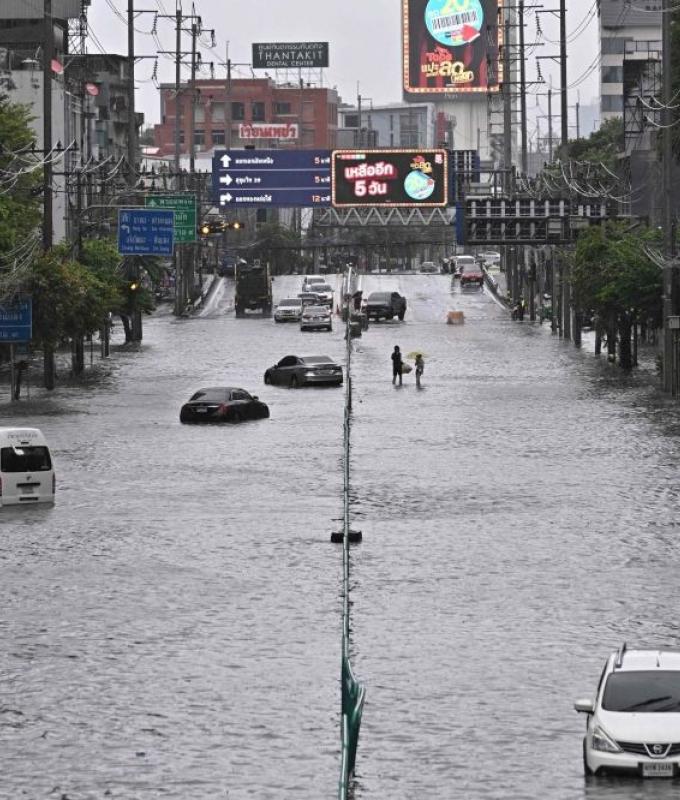 Heavy floods forces Bangkok to declare three districts disaster zones