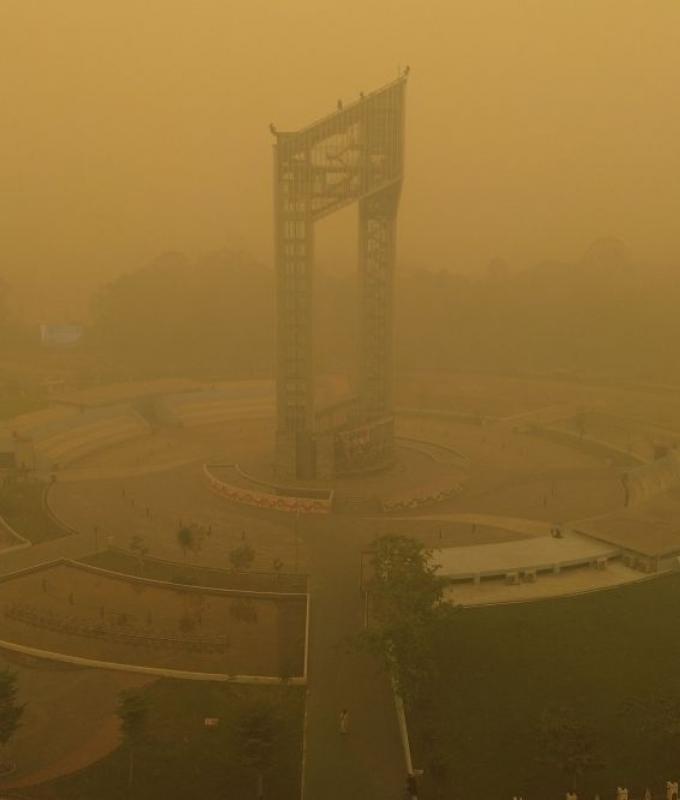 Indonesia fire hotspots quadruple to 1,104 as haze disrupts 2,458 domestic flights