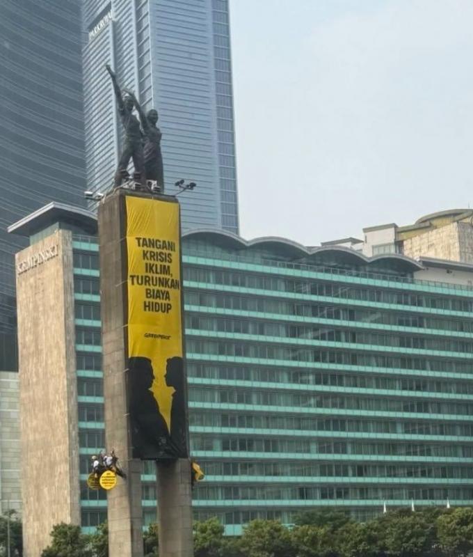 Greenpeace scales Jakarta landmark to slam Indonesia’s Prabowo over haze crisis on second anniversary of presidency