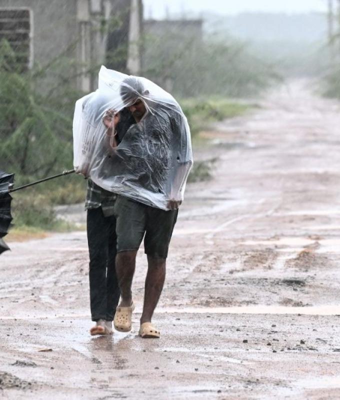 India evacuates 100,000 as Cyclone Arnab makes landfall with 135kph winds