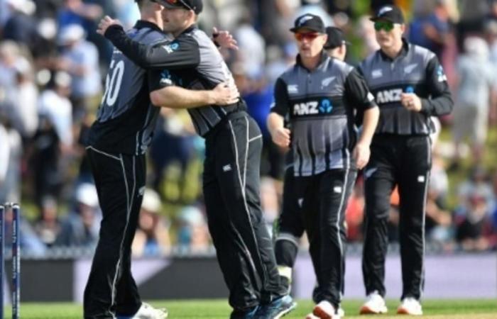 England collapse to give New Zealand T20 series lead