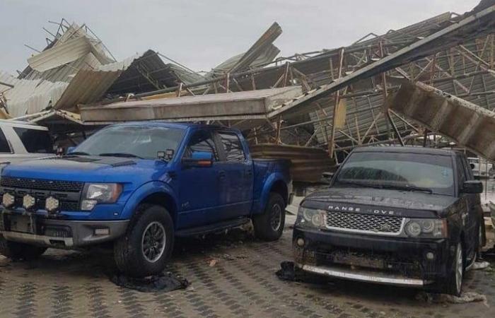 Ajman - Roofs collapse on vehicles, cars damaged as thunderstorm lashes UAE