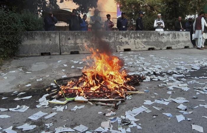 Demonstrators besiege Pakistan newspaper second time in a week
