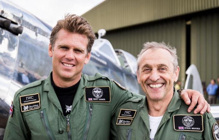 British pilots return home after WW2 Spitfire completes round the world trip