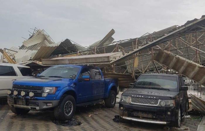 Ajman - Roofs collapse on vehicles, cars damaged as thunderstorm lashes UAE