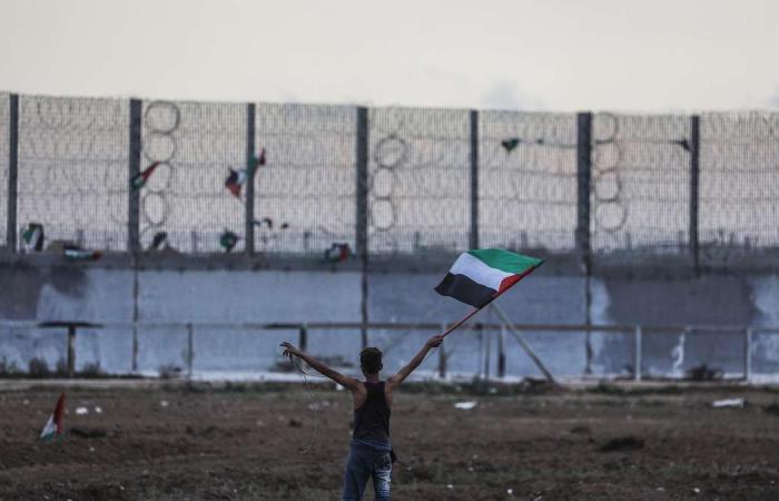 Protests at Gaza-Israel fence resume after three-week pause