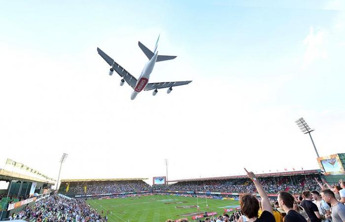 VIDEO: Two spectacular Emirates A380 flypasts wow the crowds at Dubai Rugby Sevens