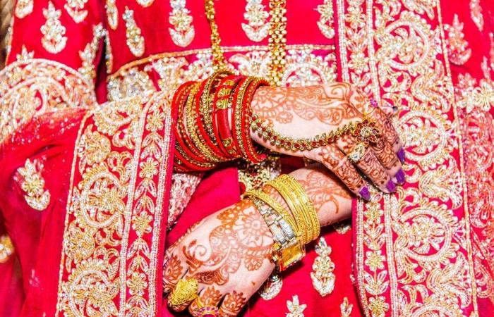 India News - Woman marries another man after groom arrives late in India