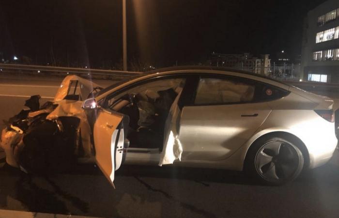 Tesla Model 3 on Autopilot crashes into police car