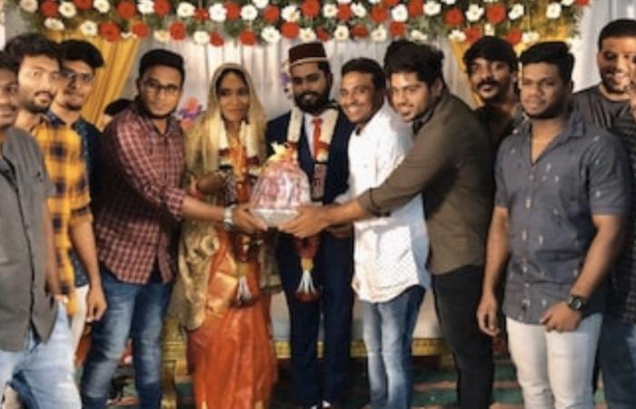 India News - Couple gets 'expensive' wedding gift, a bouquet of onions