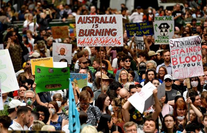Australians protest as bushfire haze sparks health fears