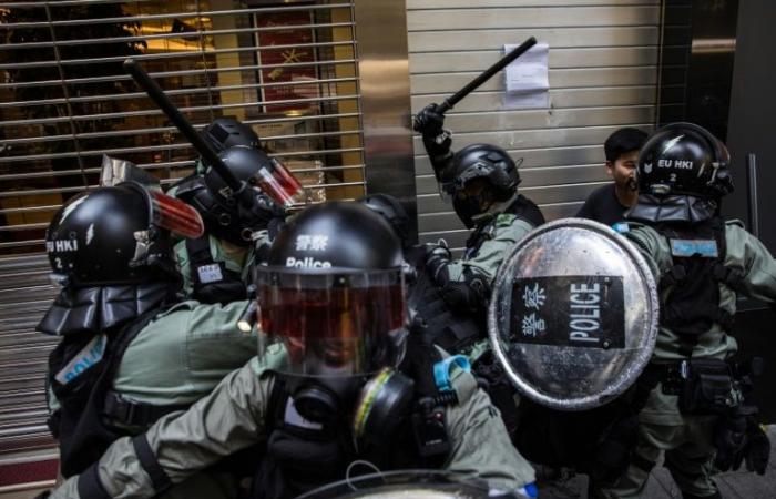 Experts quit Hong Kong police probe, in blow to government