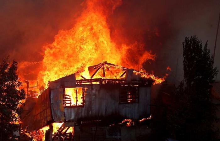 Fire in Chilean city of Valparaíso destroys about 50 homes, say firefighters