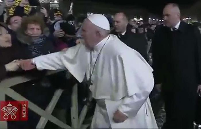 Pope Francis apologises for slapping woman who grabbed him