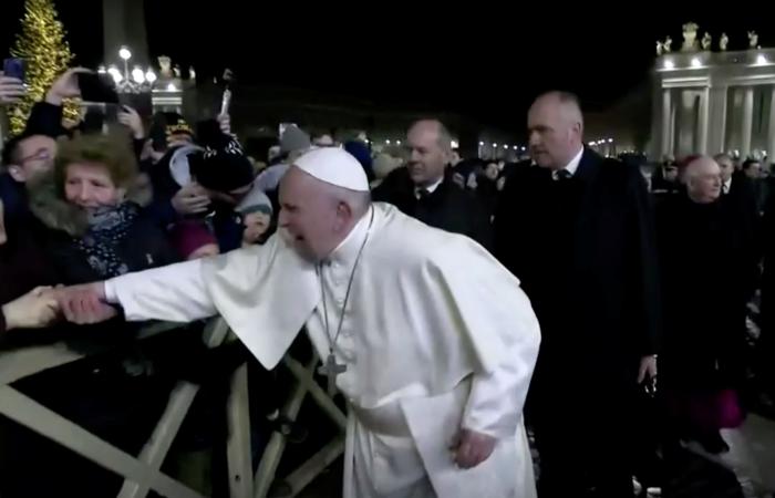 Pope's bodyguards criticised over slapping incident