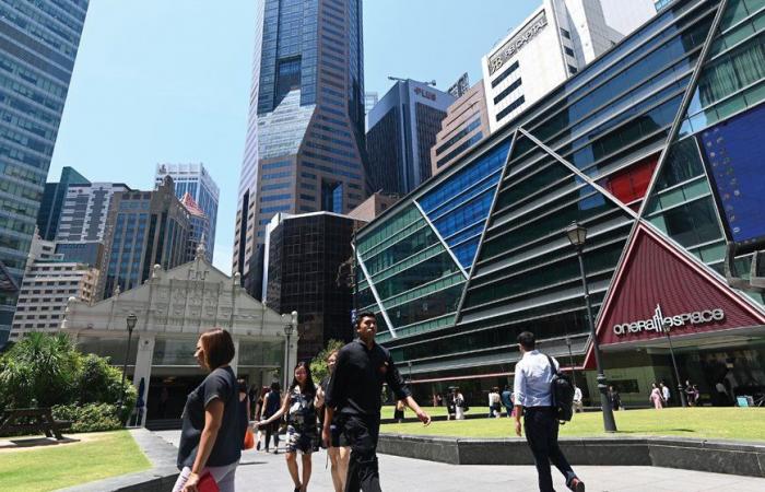 Singapore posts decade-low growth