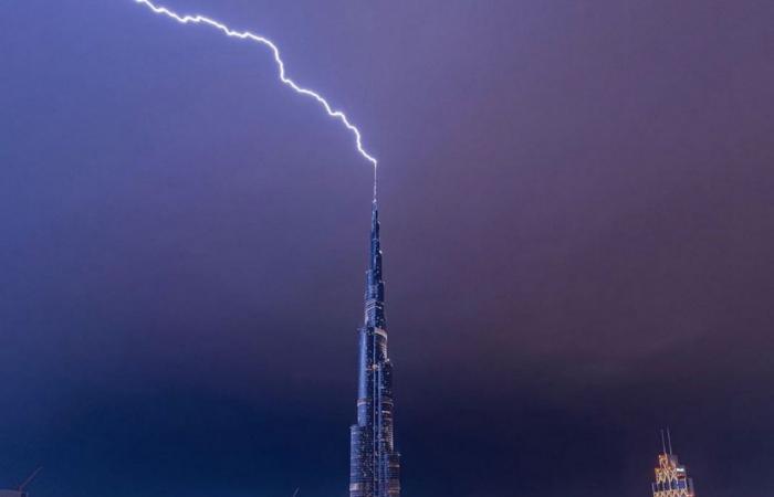 Dubai - Photos: Dubai's Burj Khalifa gets struck by lightning