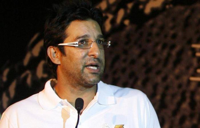 Dubai - Wasim Akram bowled over as Emirates delivers his lost watch in Australia