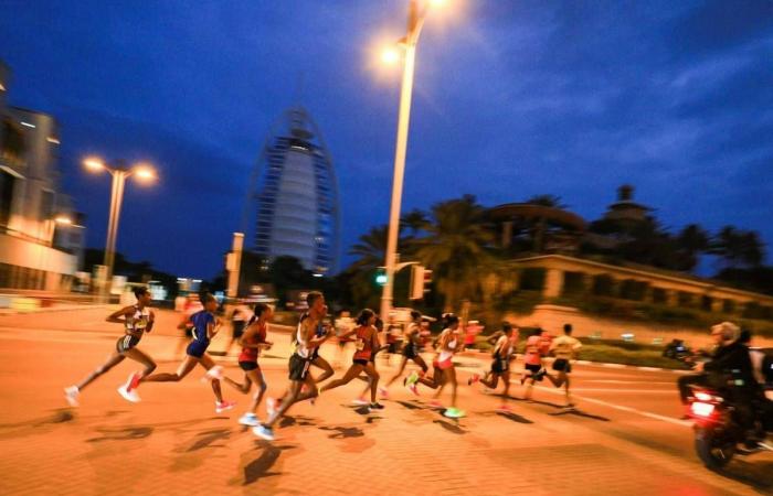 Dubai - Thousands gather as Standard Chartered Dubai Marathon 2020 begins