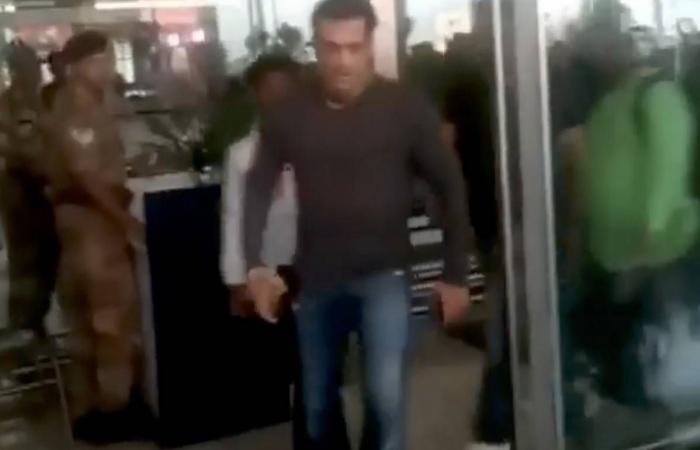 Bollywood News - Video: Bollywood superstar Salman Khan faces ban after snatching phone from fan