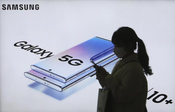 Apple takes smartphone sales crown from Samsung
