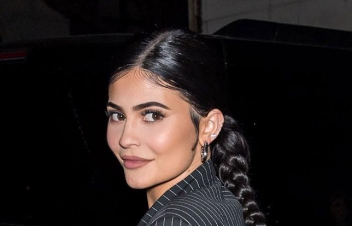 KUWTK: Kendall Jenner launching cosmetics range with Kylie Jenner