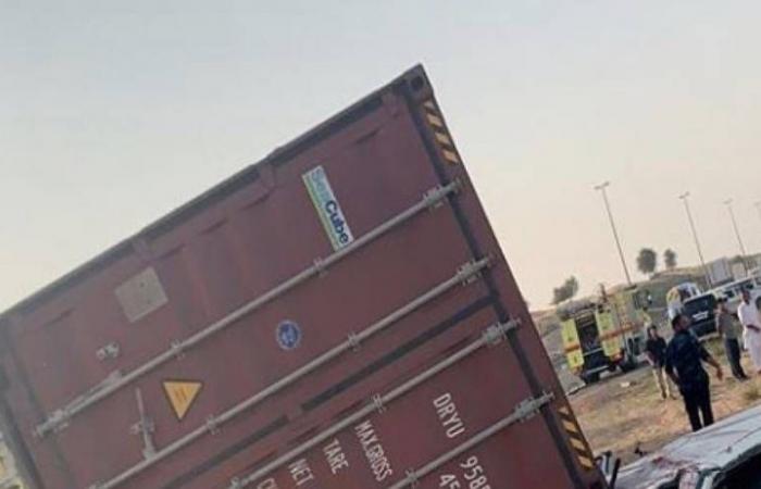 Umm Al Quwain - Expat killed as truck container crushes minibus in UAE accident