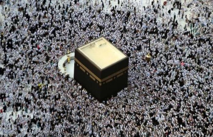 Saudi Arabia to halt prayers in Mecca and Medina