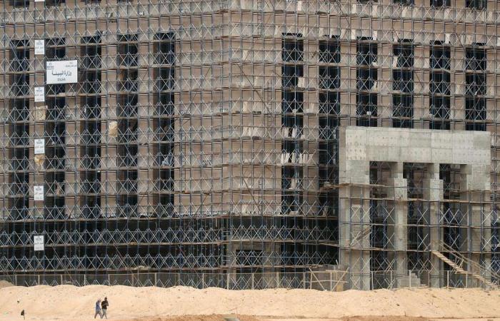 Egypt's construction workers return to sites in balancing act between deadly virus and tanking economy