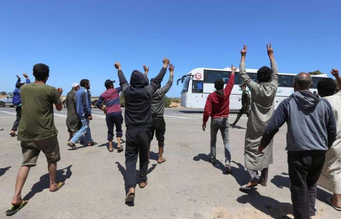 Tunisia opens gates to end chaos as hundreds stuck on closed Libya border