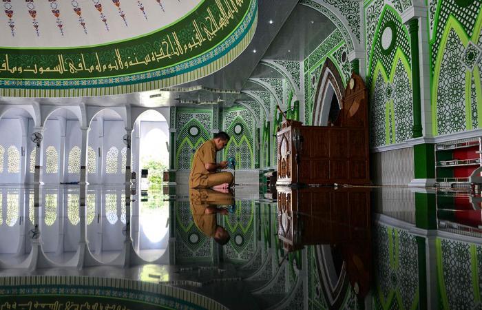 Mosques in Indonesia defy government to remain open for prayer