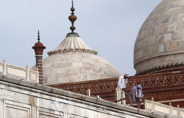 Taj Mahal damaged in deadly Indian thunderstorm
