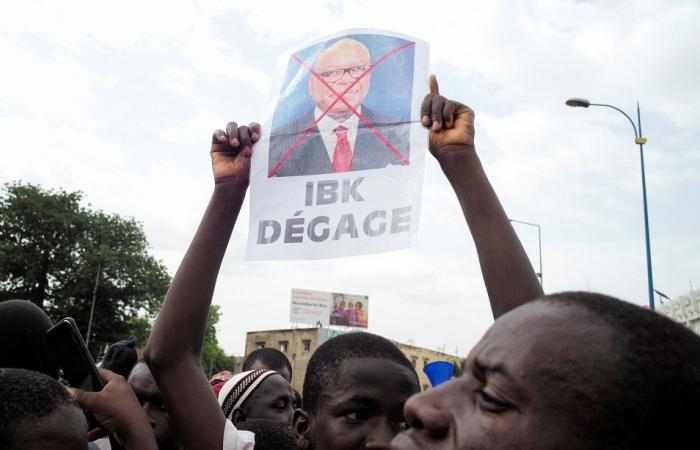 Tens of thousands march to demand Mali leader steps down