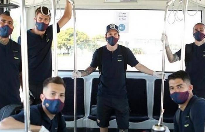 Messi poses in mask with Barca teammates en route to Mallorca