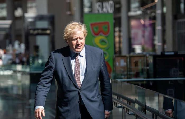 Coronavirus: UK's Boris Johnson wants to cut 2m rule as WHO warns against further easing lockdown