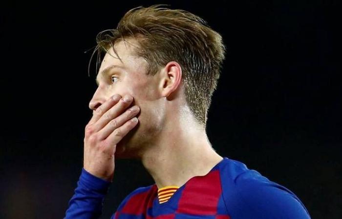 Barcelona midfielder Frenkie de Jong suffers leg injury