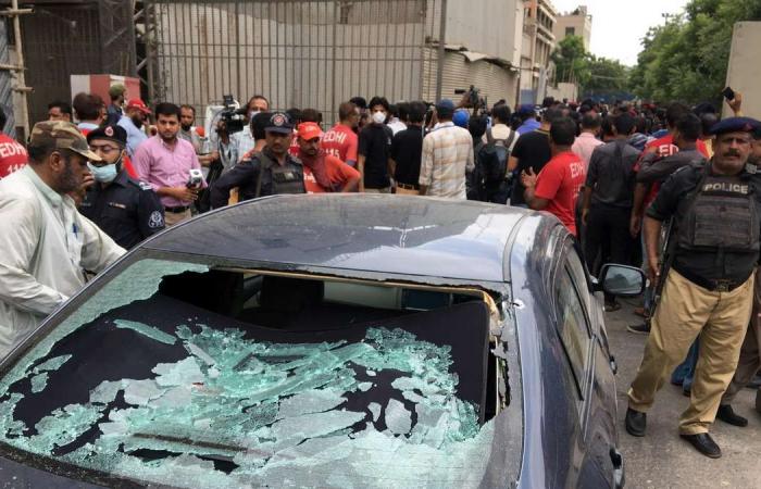 Seven dead in attack on Pakistan Stock Exchange in Karachi