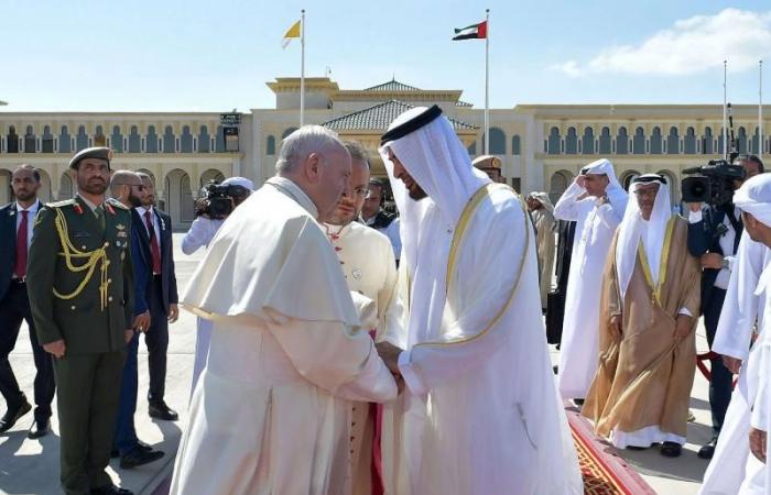 Pope Francis praises Emirati global aid in fight against COVID-19