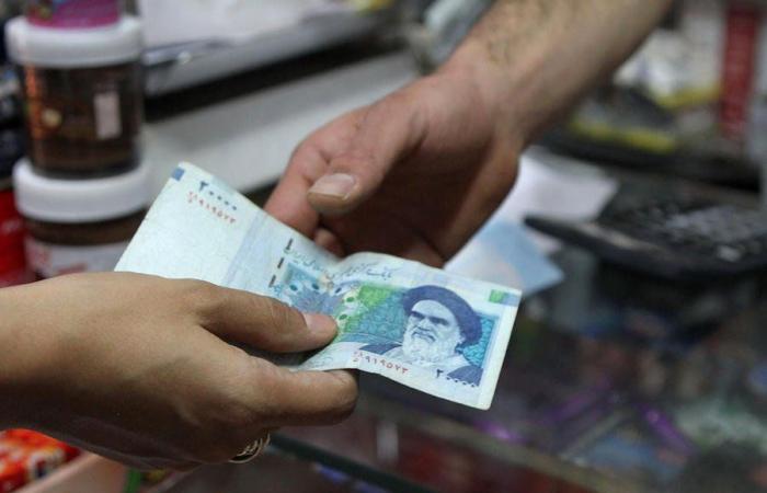 Iran rial slides to new low as coronavirus, sanctions weigh