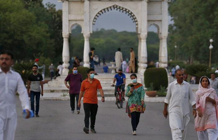 Pakistan rolls out coronavirus surveillance app for incoming travelers