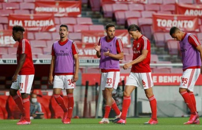 Benfica keep slim title hopes alive with 2-0 win over Guimaraes
