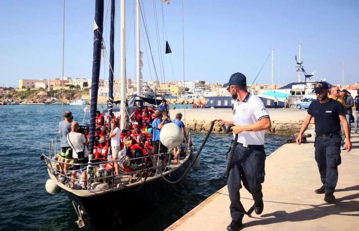Tunisia intercepts hundreds of migrants bound for Italy