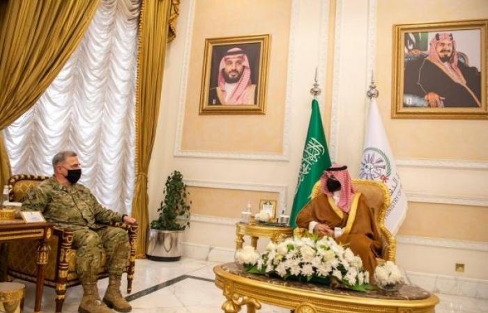 Prince Khalid meets with top US general in Riyadh