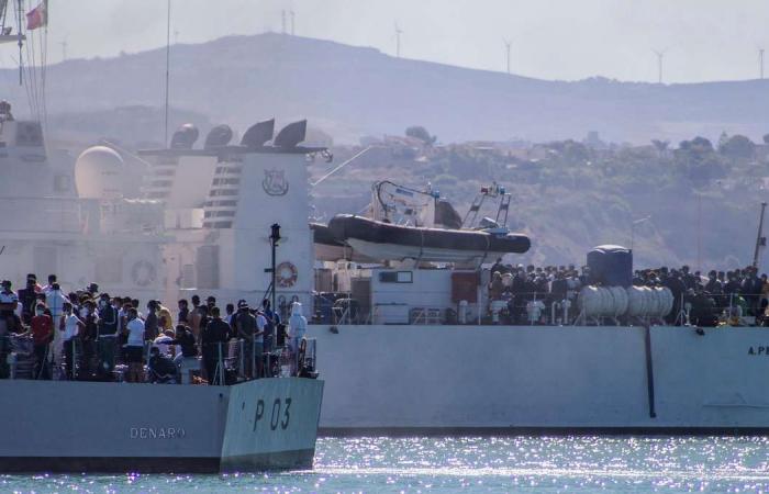Migrant rescue ships blocked by Italian coastguard