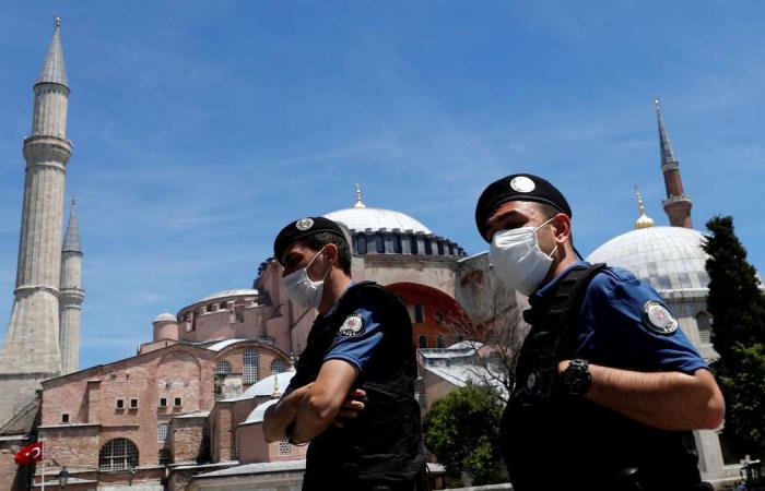 Coronavirus: Turkey introduces new rules after 'severe' surge in cases